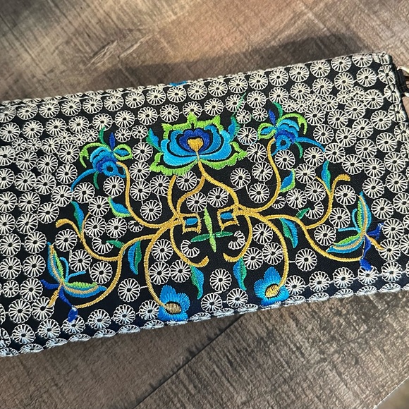 Mexican Artisan Embroidered Clutch - Picture 3 of 8